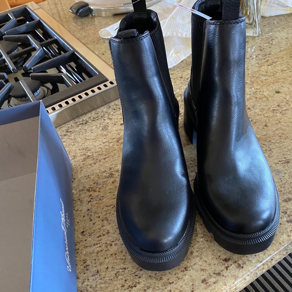 Universal Thread Cai Boots